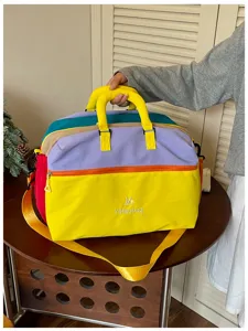 Borsa da viaggio multifunzionale colorata con tracolla, ideale per fine settimana e sport.