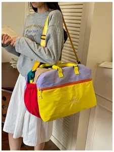 Borsa da viaggio colorata da donna, spaziosa borsa weekend con tracolla regolabile.