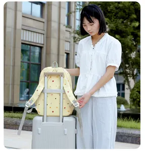 Sac à dos d'école floral léger avec sangle de valise pour un usage quotidien et décontracté.