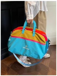 Dettaglio borsa da viaggio multicolore, borsone sportivo leggero con fascia per valigia