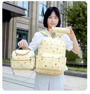 Détail du sac à dos scolaire fleuri, avec sac à lunch assorti et trousse à crayons mignonne.