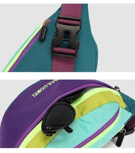 Detailansicht der farbblockierten Nylon-Gürteltasche mit Reißverschlusstasche und Schnalle.