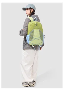Leichtes, farbig abgesetztes Rucksack-Detail mit Seitenansicht, Netztasche und verstellbaren Riemen.