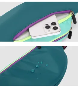 Detailansicht der bunten wasserdichten Gürteltasche mit Reißverschluss und Wassertest.