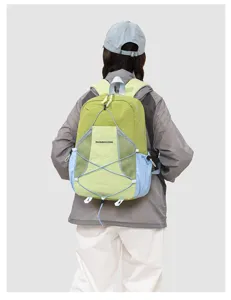 Detaillierte Rückansicht des leichten Outdoor-Rucksacks mit praktischer netztasche.