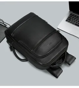 Vista dettagliata dello zaino da lavoro in pelle PU nera, ideale per viaggi e lavoro.