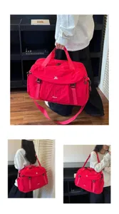 Borsa da viaggio fitness rossa estensibile con grande capacità e dettagli di stoccaggio.