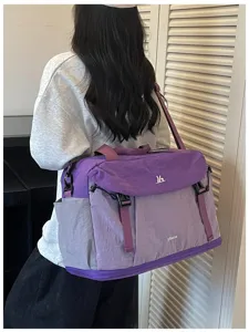 Vista dettagliata della grande borsa da viaggio fitness estensibile con separazione.