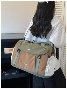 Grande borsa da viaggio e sportiva colorata, ideale per fitness all'aperto e viaggi brevi.