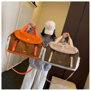 Grande borsa da viaggio espandibile per fitness con separazione umido asciutto per brevi viaggi.