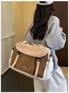 Borsa da viaggio vista dettagliata, grande borsone in tela con blocco di colore marrone beige.
