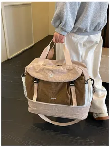 Dettaglio borsa da viaggio fitness espandibile con grande capacità e manici bicolore resistenti.