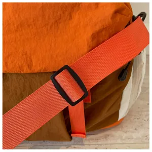 Vista dettagliata della cinghia regolabile e della fibbia della borsa da viaggio in nylon