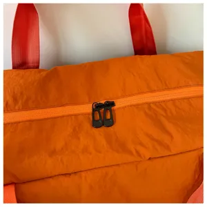 Borsa da palestra arancione dettaglio borsa da viaggio impermeabile in nylon con zip resistenti