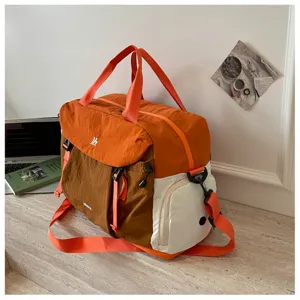 Vista dettagliata della borsa da viaggio colorata con tessuto resistente e ampio spazio.