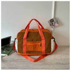 Borsa da viaggio espandibile bicolore, grande capienza ideale per sport e brevi spostamenti.