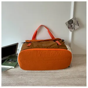 Dettaglio borsa da viaggio fitness espandibile, grande capacità separazione umido e asciutto.