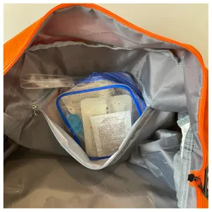 Dettaglio interno della borsa sportiva estensibile, grande borsa da viaggio per fitness.