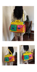 Kleurrijke canvas reistas duffel bag met gekleurde voorzakken en verstelbare schouderband voor reizen.