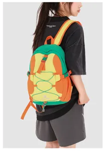 Bunter Outdoor-Reiserucksack mit auffallendem Farbblock-Design, leicht und sehr geräumig.