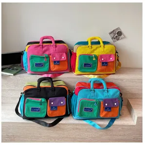 Kleurrijke canvas reistas met meerdere vakken en handgrepen voor dagelijks gebruik.