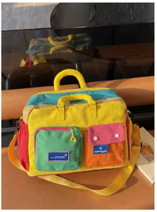 Kleurrijke canvas reistas voorzien van een verstelbare schouderriem voor weekendtripjes