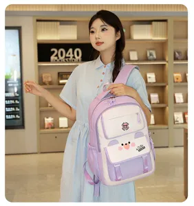 Gros plan détaillé du sac à dos d'étudiant coloré et mignon avec poche ours.