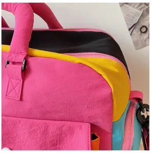Kleurrijke reistas detail, lichtgewicht draagbare handtas voor korte reizen en fitness.