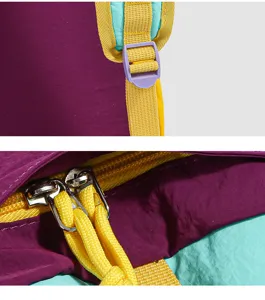 Rucksack Detailaufnahme mit verstellbarem Riemenverschluss und langlebigen Metallreißverschlüssen.