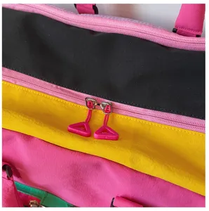 Kleurblok reistas duffel detail, lichtgewicht waterdichte sporttas voor korte reizen.