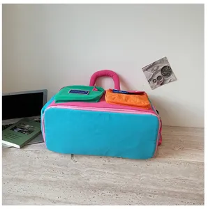 Gedetailleerd overzicht van de kleurrijke reistas met meerdere vakken voor reizen en sport.