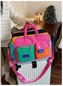Kleurrijke canvas reistas met meerdere vakken en handige trolleyhoes voor dames.
