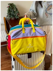 Borsa da viaggio colorata, borsa weekend leggera con fascia per trolley da valigia.