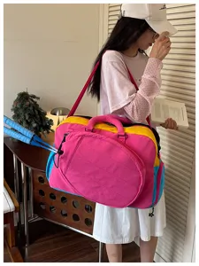 Gedetailleerd overzicht van de kleurrijke grote sport badminton tas gedragen door het model.