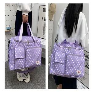 Vue détaillée du grand sac de voyage à pois, idéal pour les déplacements et bagages.