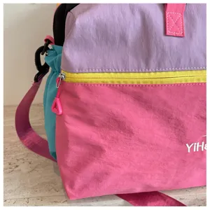 Borsa da viaggio colorata week-end sport borsone con vivace design a blocchi di colore.