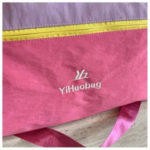 Borsa da viaggio dettaglio primo piano tessuto qualità blocco colore ricamo logo