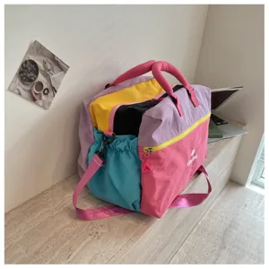 Borsone da viaggio patchwork multicolore con tracolla regolabile per ogni weekend.