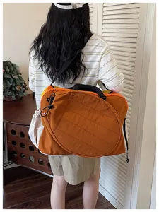 Gedetailleerd overzicht van de ruime kleurblok sport badminton tas gedragen door model.