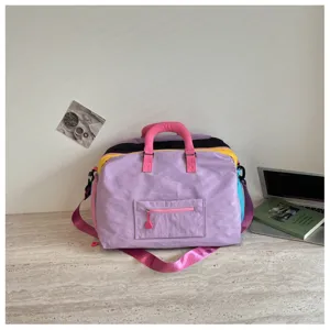 Vista dettagliata della borsa da viaggio multicolore elegante, ideale per brevi viaggi e sport.