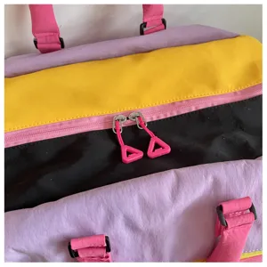 Vista dettagliata della borsa da viaggio colorata, borsa sportiva leggera con zip rosa.