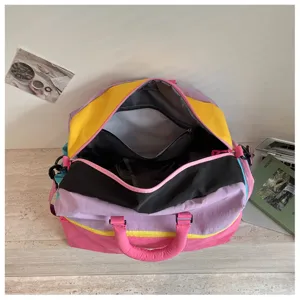 Vista dettagliata della borsa da viaggio colorata con scomparto interno e cerniera zip.