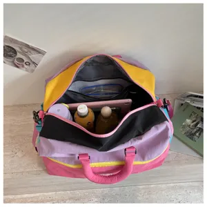 Vista dettagliata della borsa da viaggio colorata con grande capacità e scomparti interni.