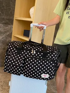 Grand sac de voyage cabine pour femme, élégant sac weekend à pois noirs et blancs.