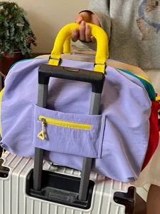 Borsa da viaggio colorata con fascia per trolley, borsone sportivo leggero per weekend.