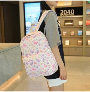 Vista detallada de una mochila escolar casual para estudiantes con patrón de mariposas.