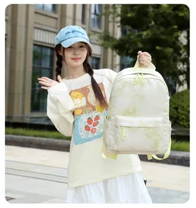 Vue de détail du sac à dos scolaire dégradé avec motif d'étoiles et poche avant
