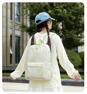 Vue de détail extérieure d'un sac à dos d'étudiant élégant à imprimé étoiles en dégradé.