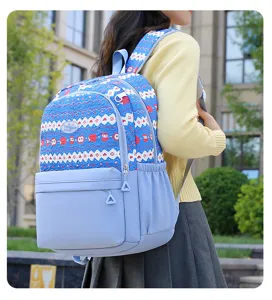 Vue détaillée du sac à dos étudiant de style ethnique en extérieur, grand cartable.