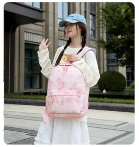Vue détaillée du sac à dos rose dégradé motif étoiles, style étudiant et poche frontale pratique.